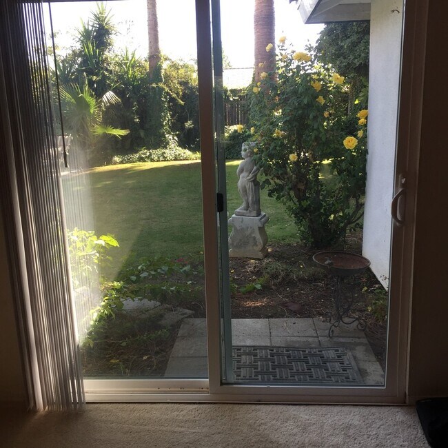 Building Photo - Beautiful 4 Bedroom House in NW Bakersfiel...
