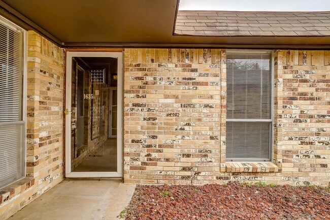 Building Photo - ASK ABOUT OUR HALF OFF FIRST TWO MONTH'S RENT