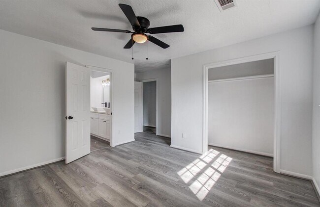 Building Photo - 808 Stone Mountain Dr