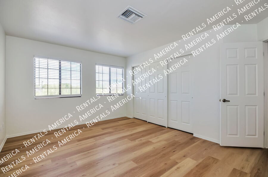 Building Photo - 1150 W Masters Cir