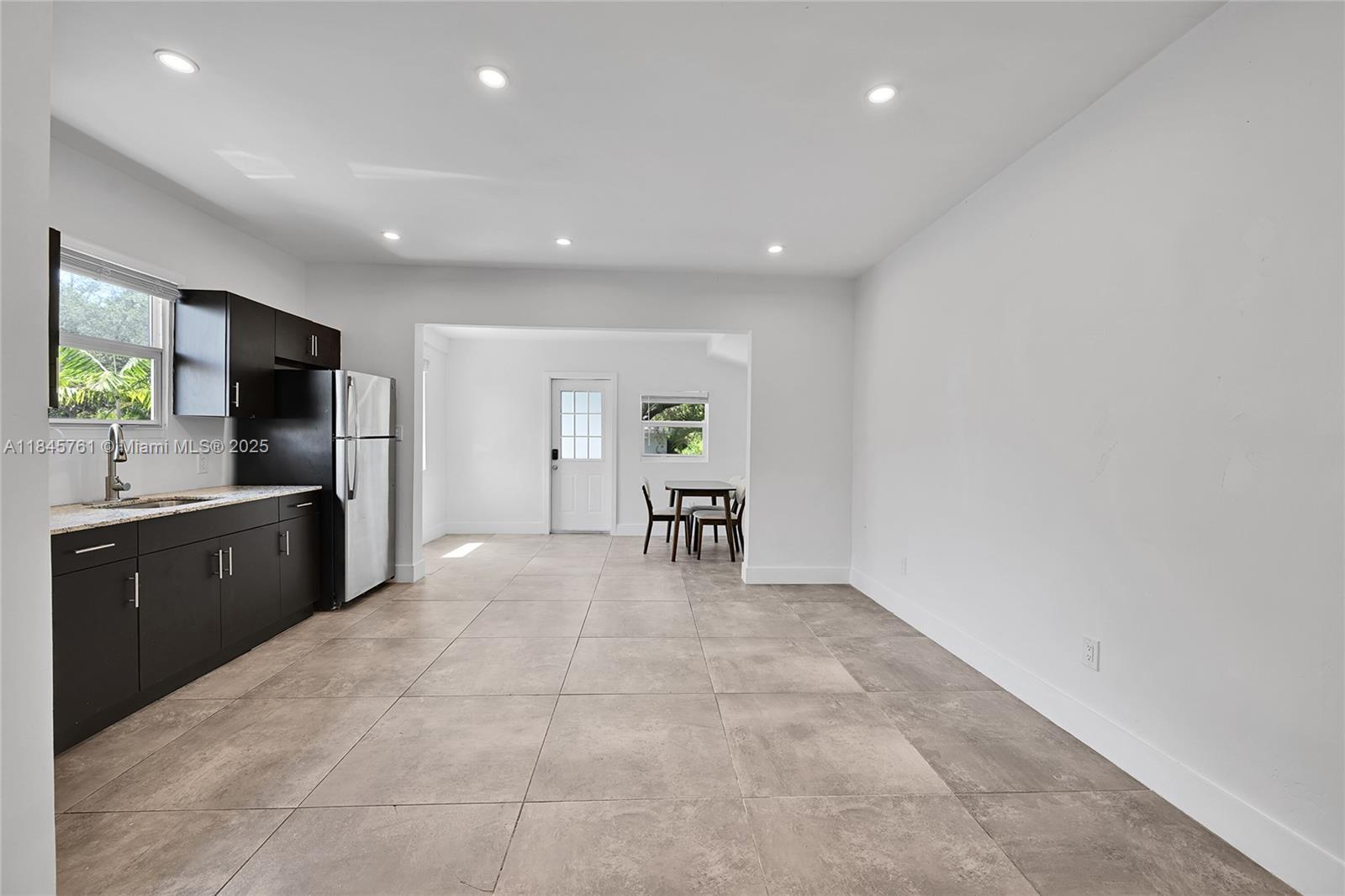 Building Photo - 21 NE 48th St