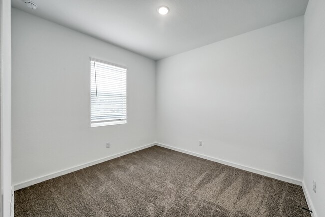 Building Photo - 516 Monarch Trl
