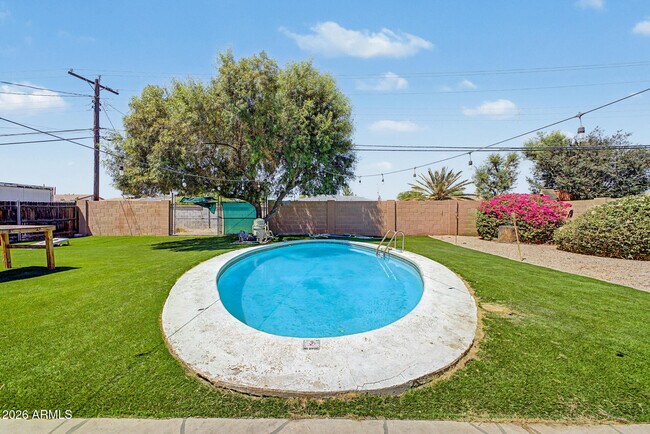 Building Photo - 2208 W San Miguel Ave