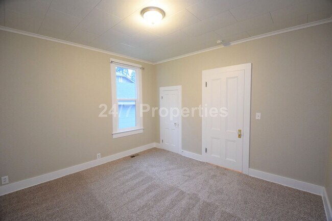 Building Photo - Charming Home in the Heart of Oregon City