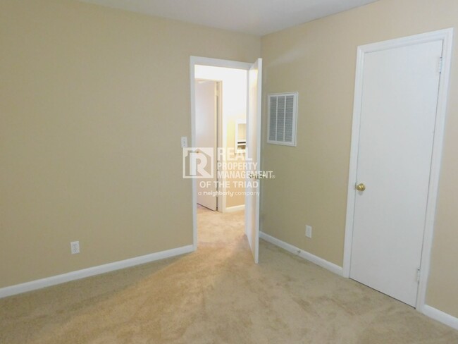 Building Photo - 3 Bedroom Home with New Carpet & New Paint...