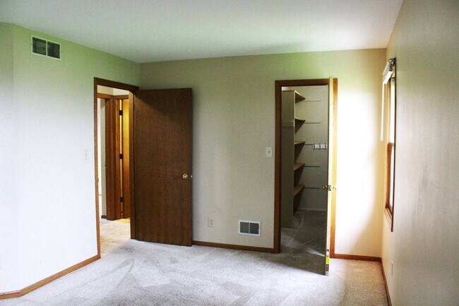 Building Photo - 376-376 Thomas Dr