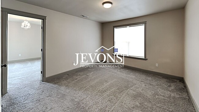 Building Photo - Spacious 4-bedroom home with fully equippe...