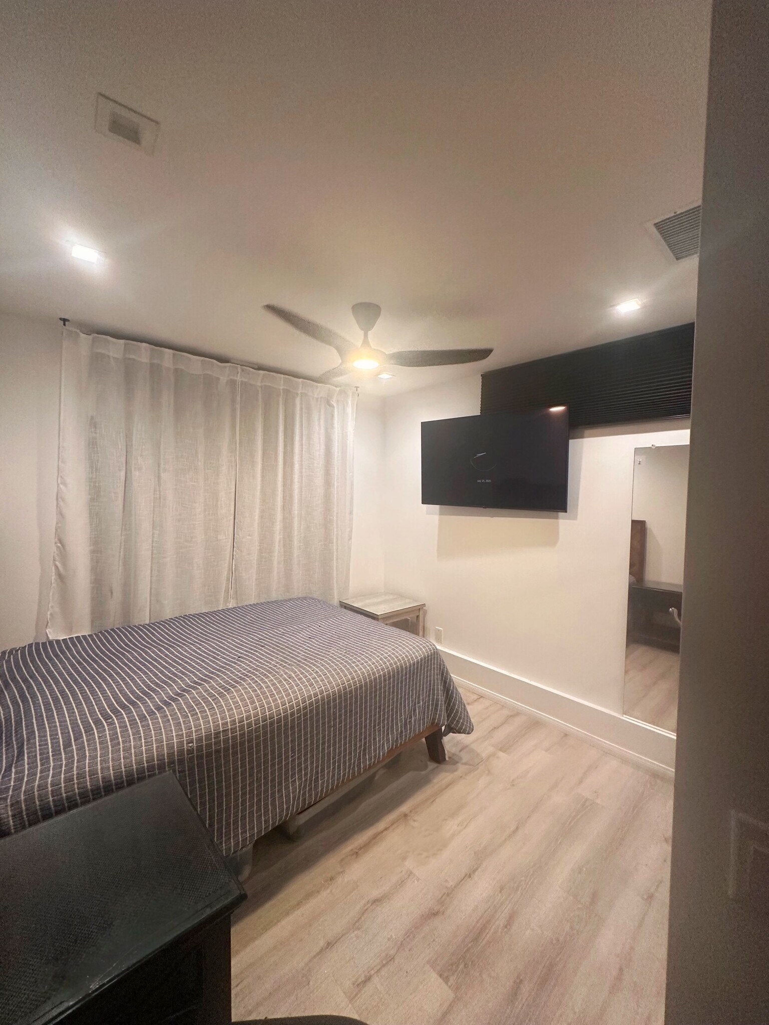 Master Bedroom with queen bed, quality mattress & bedding, and storage containers for under bed - 3426 Gurnard Ave