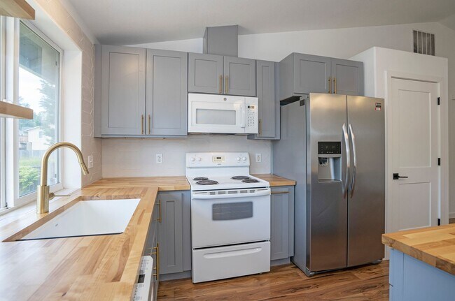 Building Photo - Exquisite 3-bedroom, 2-full bath Home in Puyallup
