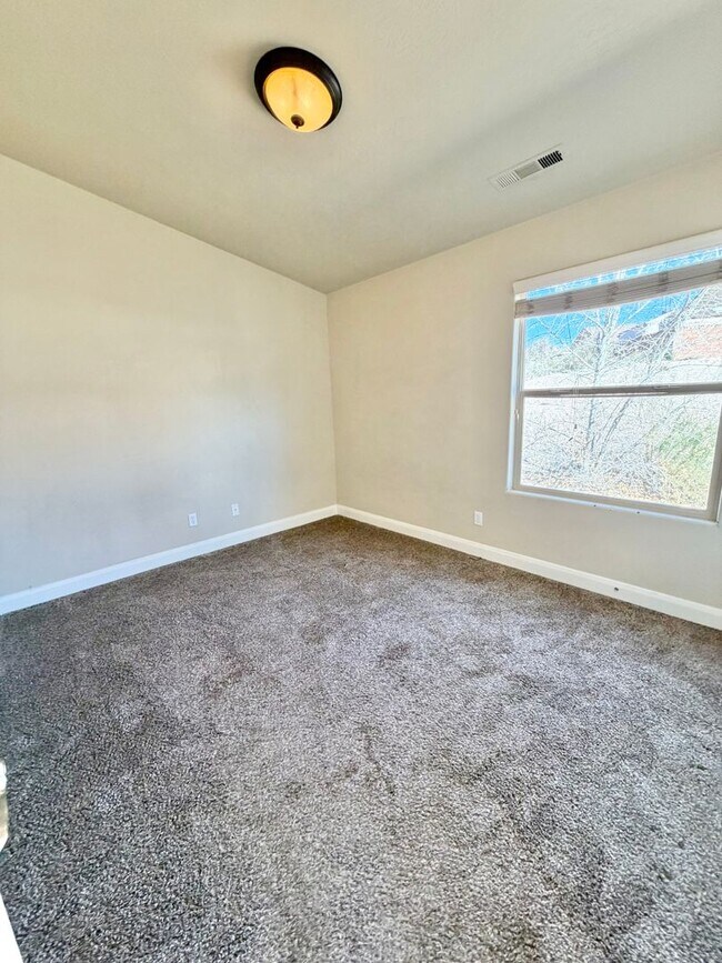 Building Photo - Charming 3 Bed 2 Bath + DEN/OFFICE Area!