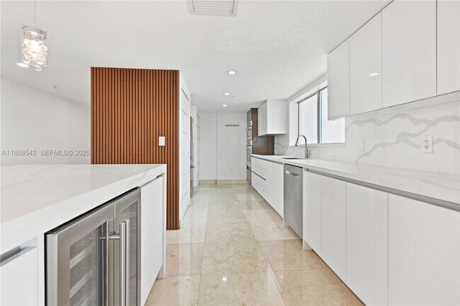 Building Photo - 1800 N Bayshore Dr