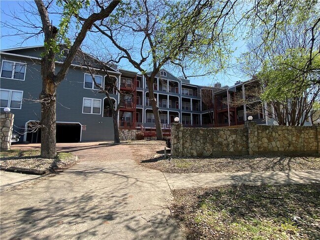 Primary Photo - 2901 San Jacinto Blvd