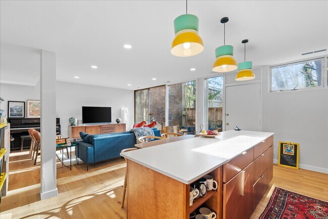 Building Photo - Unique 3BR / 1.5BA Mid-Century Townhome in Reston’s Iconic Hickory Cluster