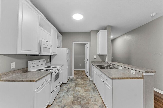 Building Photo - 1008 Hemingway Cir