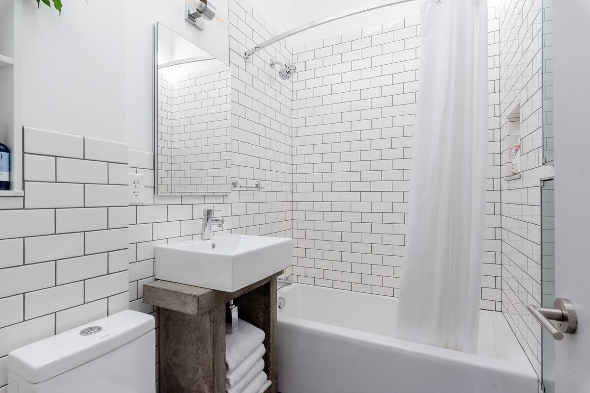 Building Photo - 4633 N Gantenbein Ave