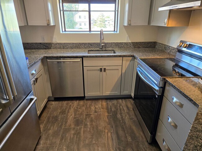 Building Photo - Beautifully Renovated, Top Floor, 2 Bedroom 2 Bath East Boulder Condo for Rent!