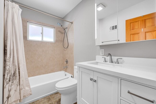Building Photo - 3 bedroon 1.5 bath home with amazing yard ...