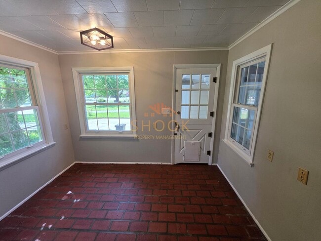 Building Photo - Cozy 3 BR Home Close to Campus and the Res...