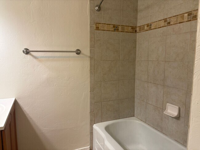 Building Photo - Central 3 Bedroom