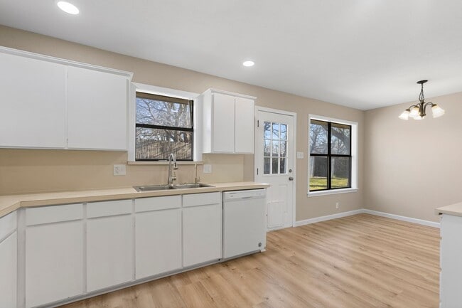 Building Photo - Charming Newly Remodeled Rental Home in a Quiet Neighborhood
