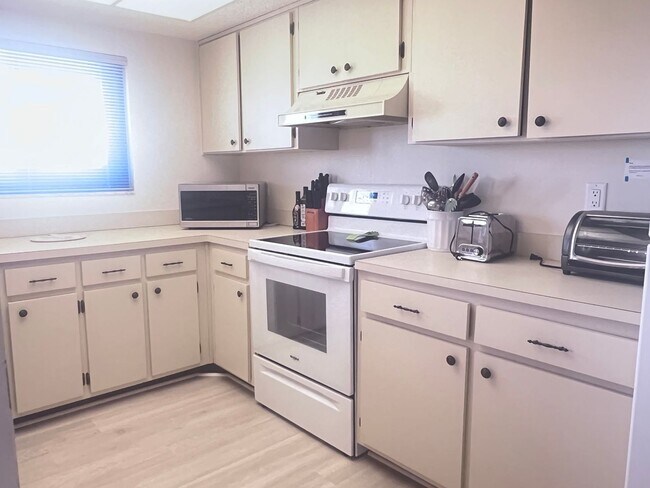 Building Photo - 2BR/2BA Condo on the Gulf in MacArthur Beach