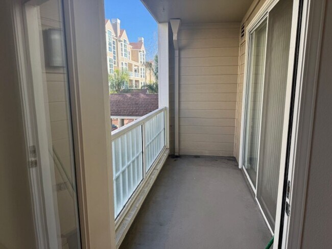 Building Photo - Charming Condo offer convinience and seclusion