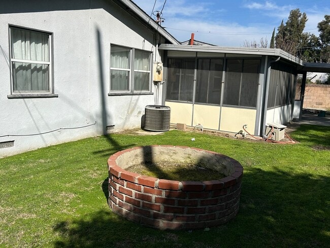 Building Photo - Charming Home with Sunroom & Spacious Backyard in Glendora