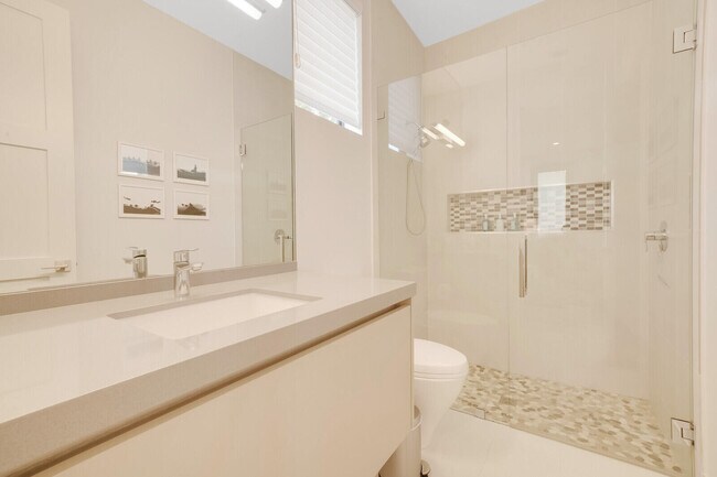 Building Photo - 4011 Bayview Dr