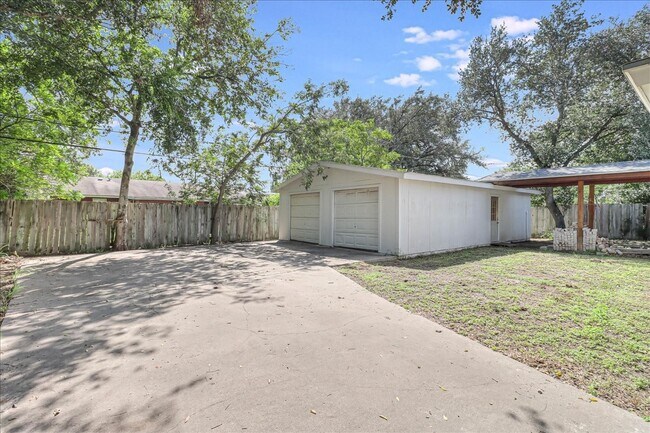 Building Photo - 2111 E Lott Ave