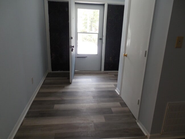 Building Photo - 107 Springlakes Cir