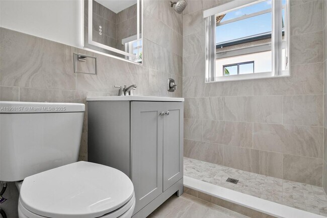 Building Photo - 2464 SW 19th St