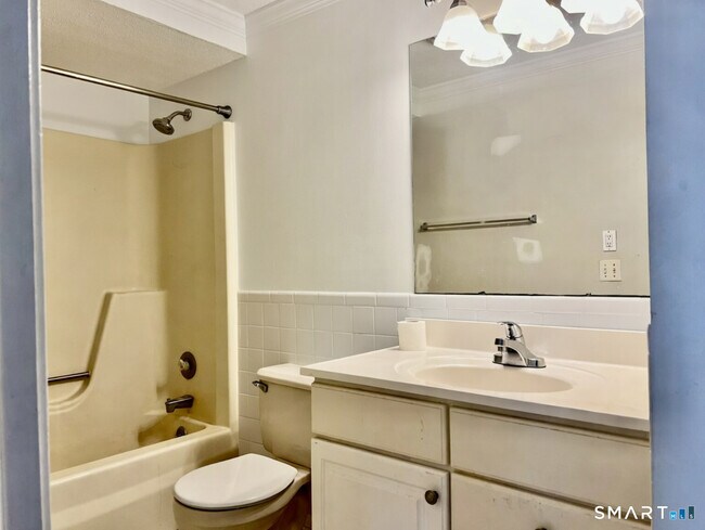 Building Photo - 16 E Gate Ln