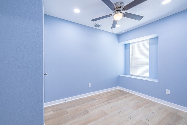 Building Photo - 707 Norwood Ln