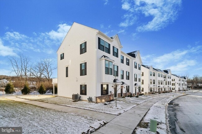 Building Photo - 208 River Birch Wy