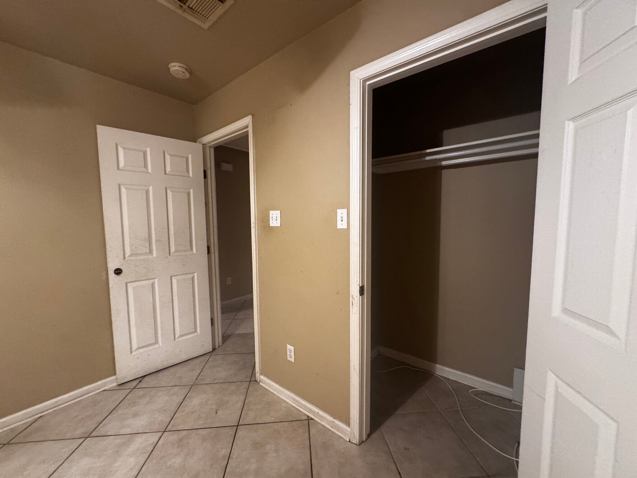 Building Photo - 8508 Valor Dr