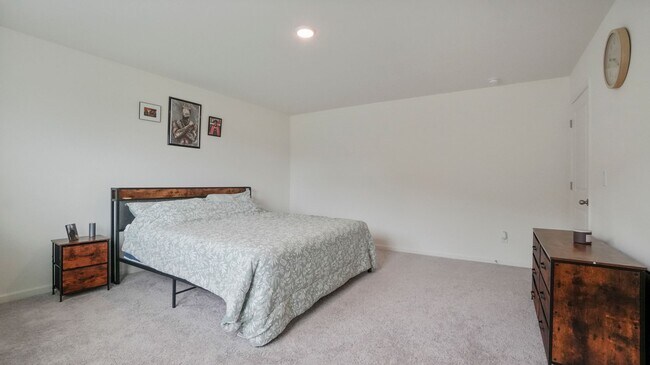 Building Photo - 4 bedroom 2.5 bathroom Single Family Home