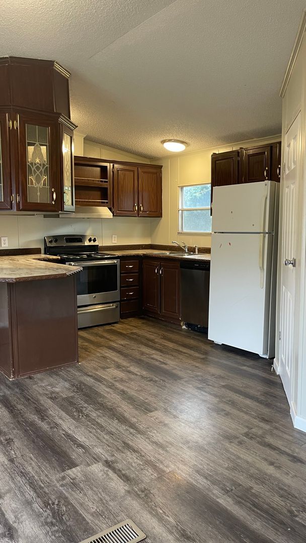 Building Photo - 3 Bed, 2 Bath Mobile Home! HUD ACCEPTED!