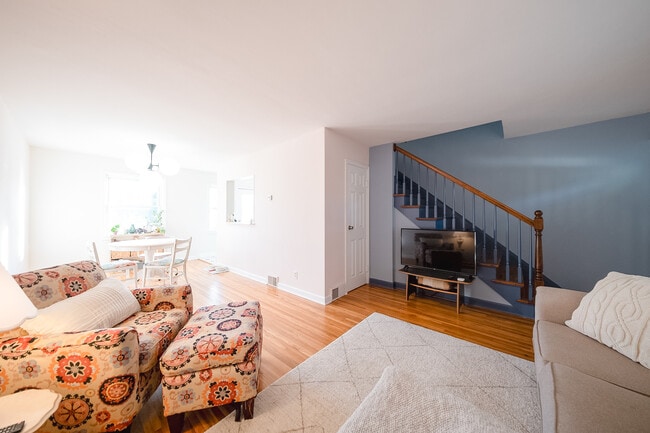 Building Photo - 2040 Montreal Ave