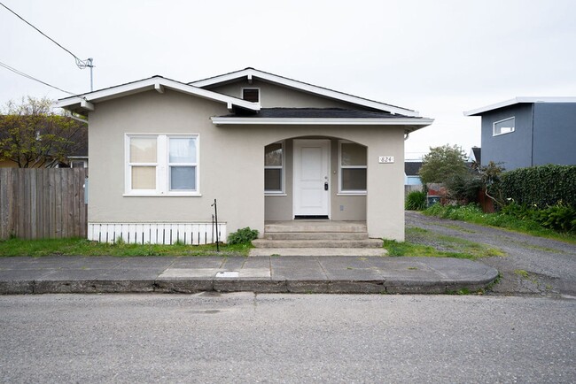 Building Photo - Charming Bungalow in Henderson Center!