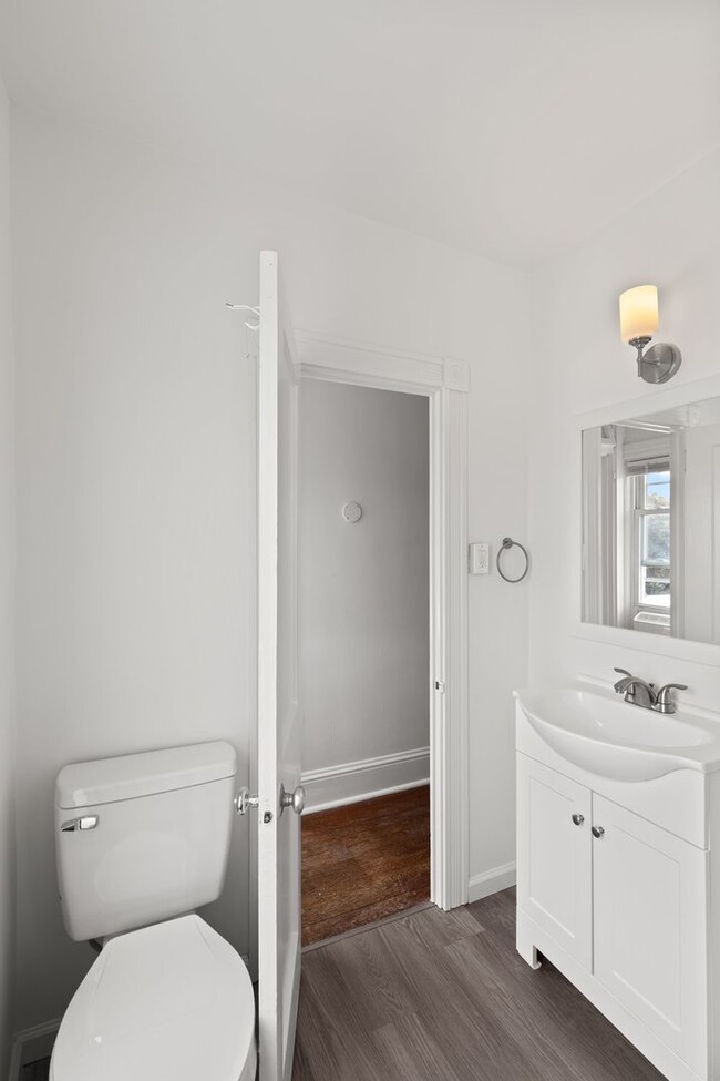 Building Photo - Spacious 1 Bedroom Apartment with Den - In Unit Laundry!