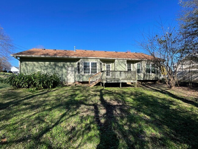 Building Photo - 122 Saddlecreek