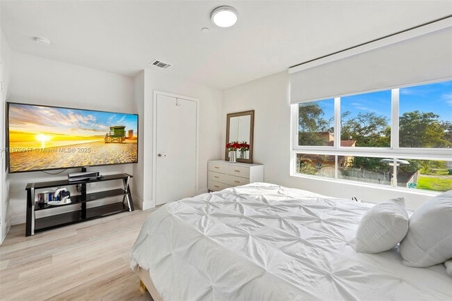 Building Photo - 2505 NE 193rd St