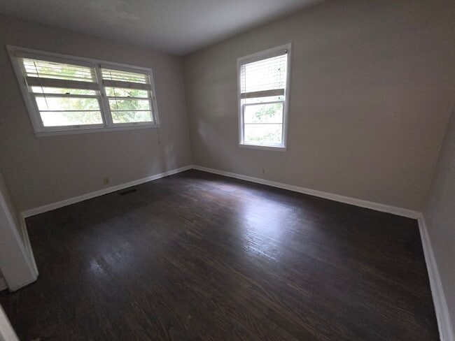 Building Photo - Renovated Kitchen, 3 BR / 3 BH home in Terry Sanford Area!