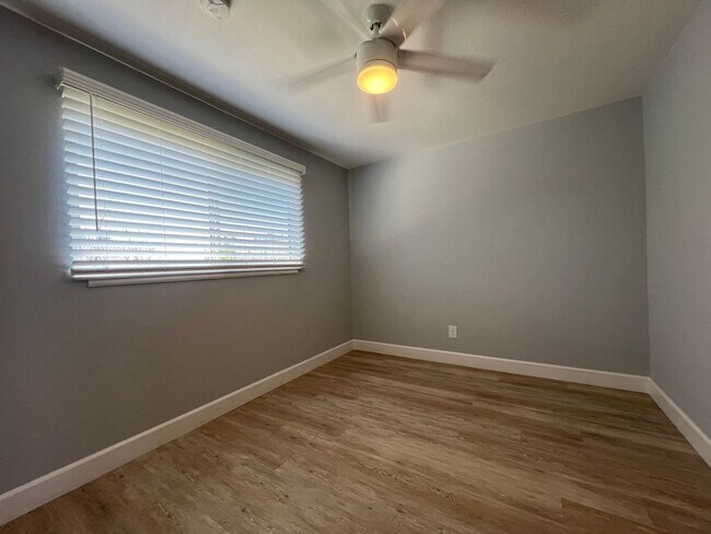 Building Photo - 2 Bed 1 Bath, 1 Car garage and W/D Hookups!