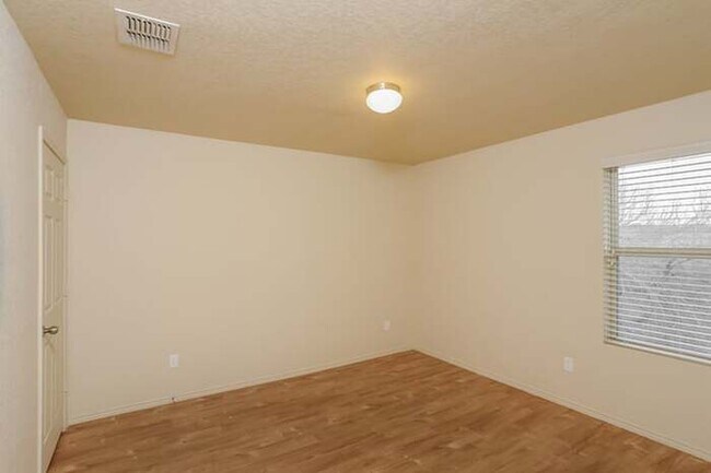 Building Photo - 10614 Hunters Pond