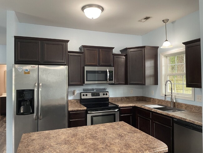 Building Photo - Pet Friendly Three Bedroom Two Full Bathro...