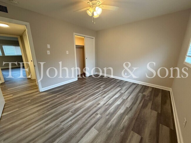 Building Photo - 2 Bedroom Salem View Apartment!