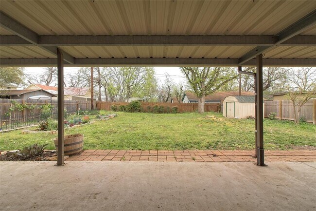 Building Photo - 1102 Fowzer St