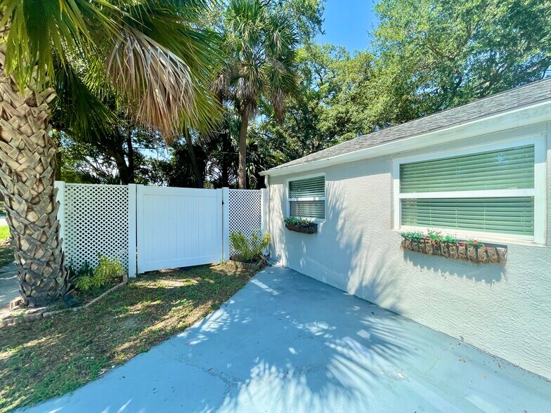 Building Photo - 3319 W Paul Ave