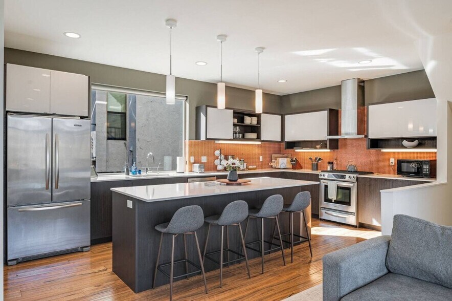 Building Photo - 2323 W Crockett St